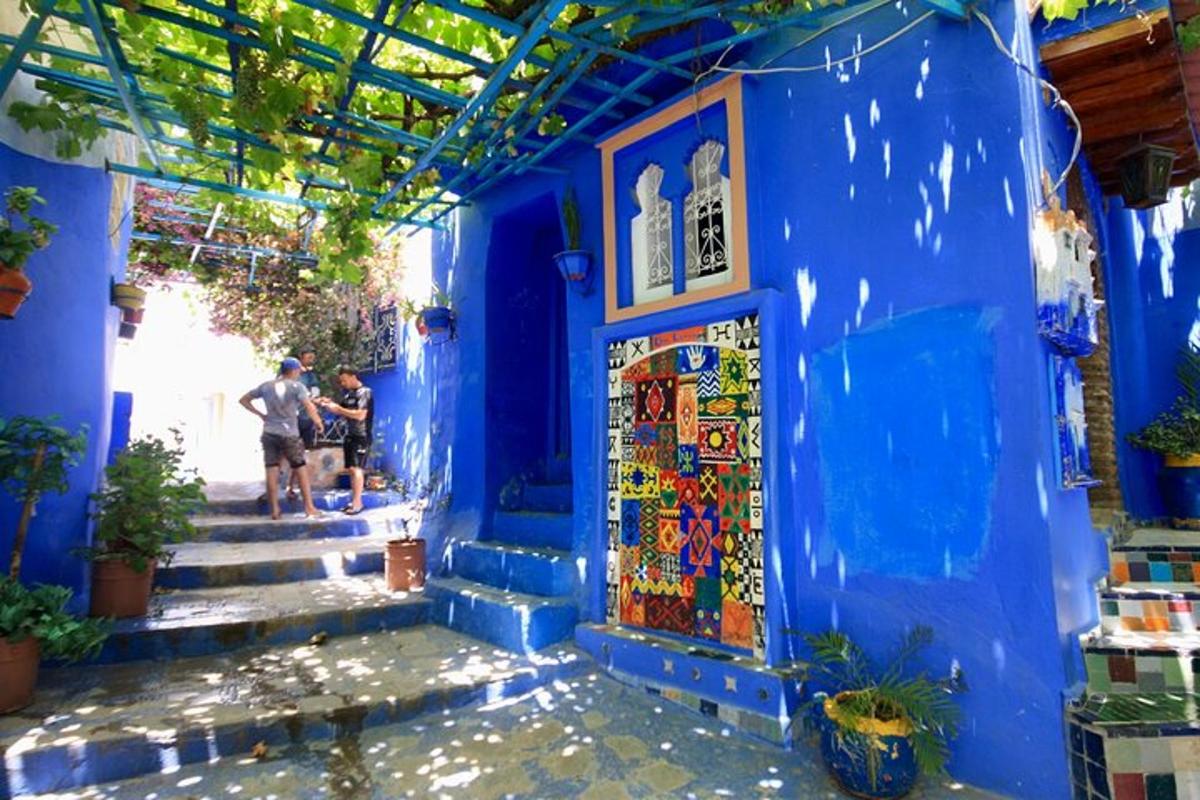 un edifici blau amb gent dreta a la porta