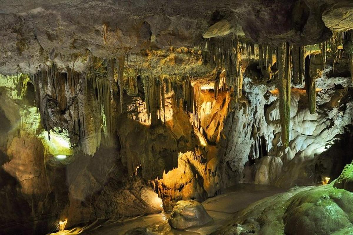una grotta con stalattiti e formazioni al suo interno