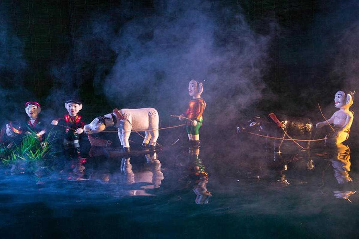 uma pintura de um grupo de crianças com cavalos na água
