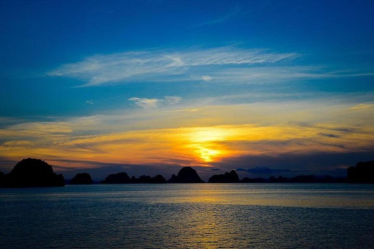 夕阳西下，水面上的落日