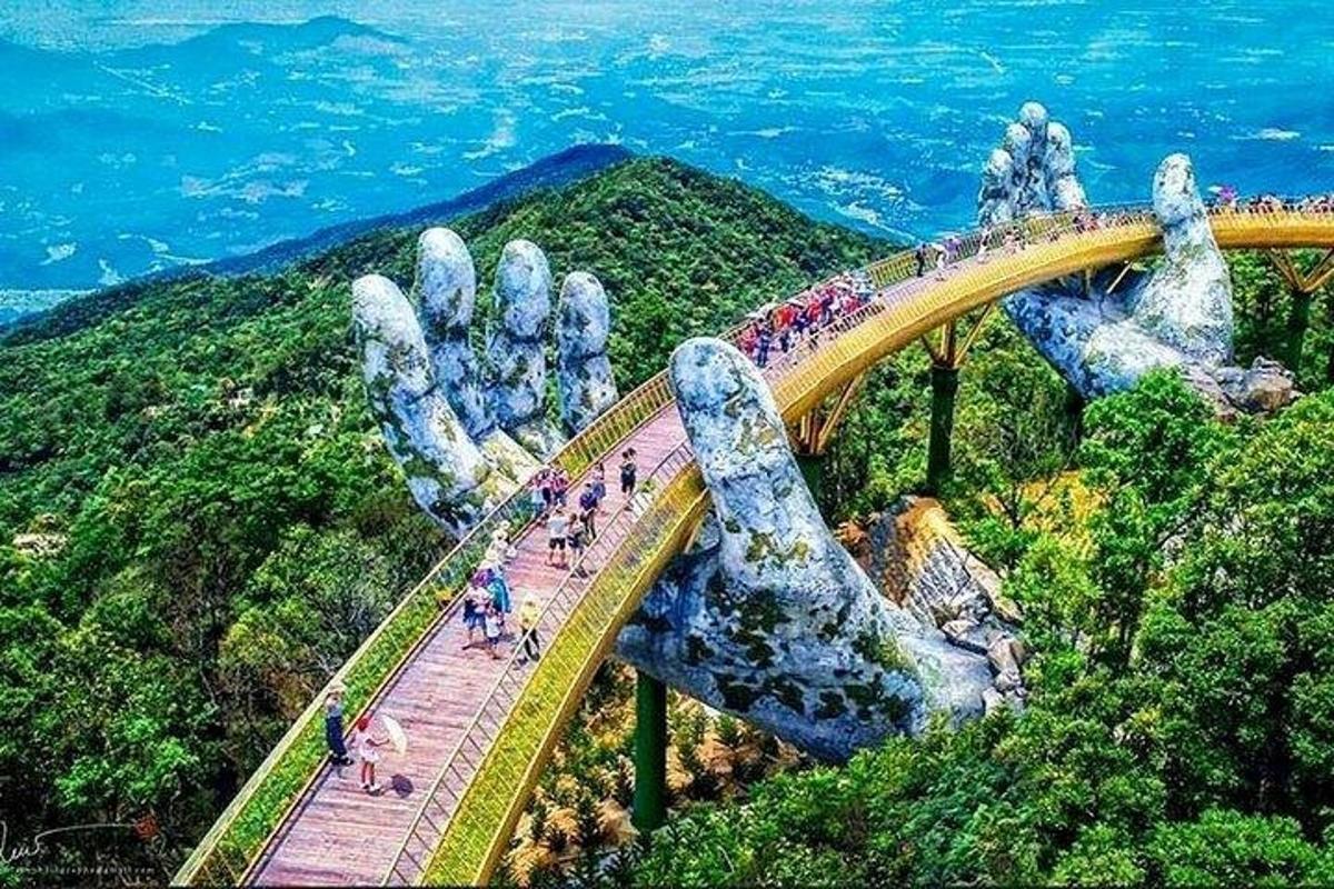 un ponte in montagna con persone che ci camminano sopra