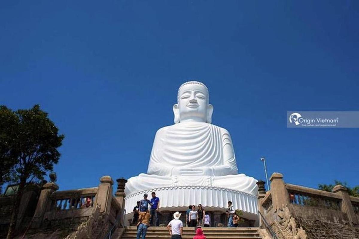 egy hatalmas buddha szobor ül a lépcső tetején
