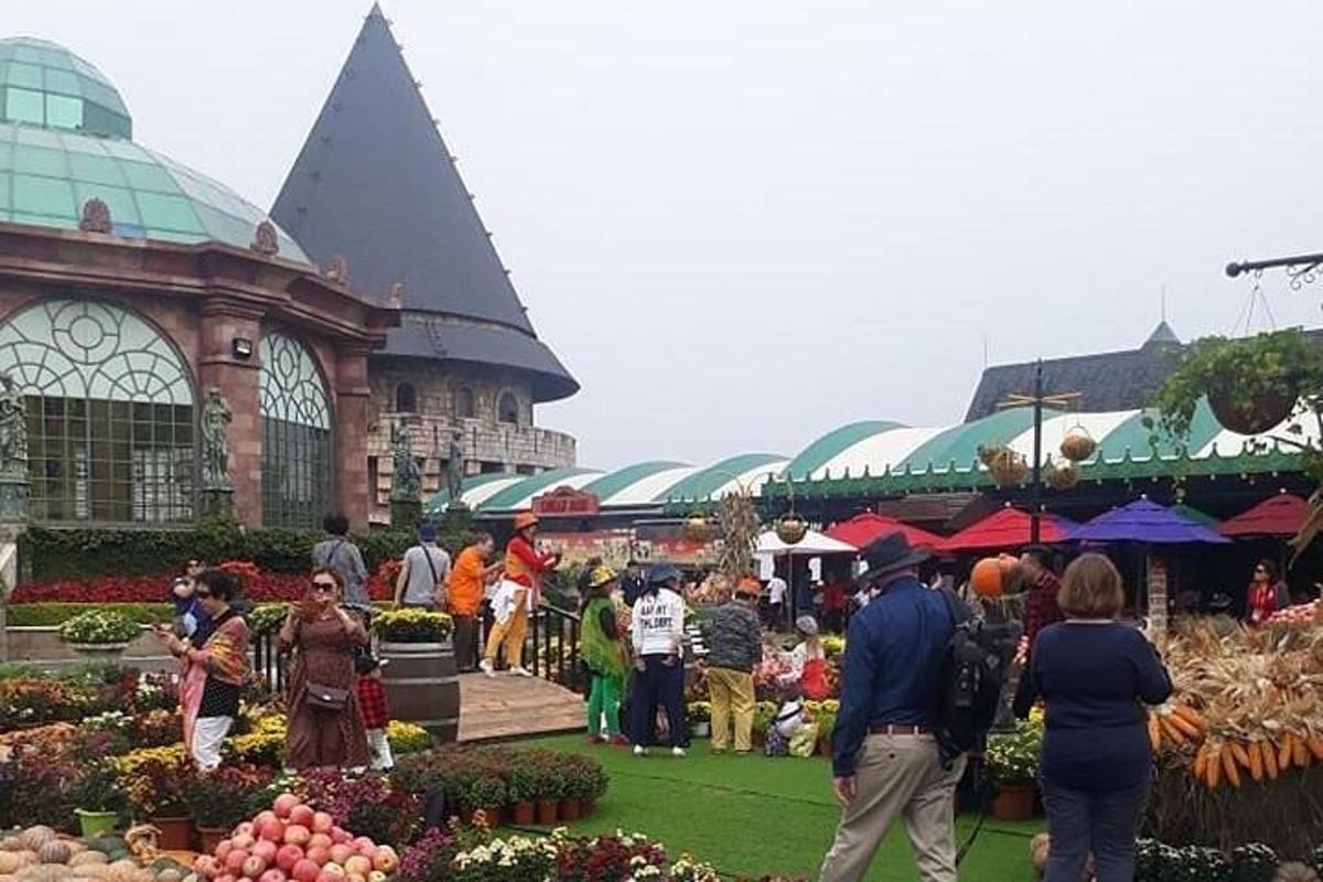 sekelompok orang berdiri di luar pasar bunga