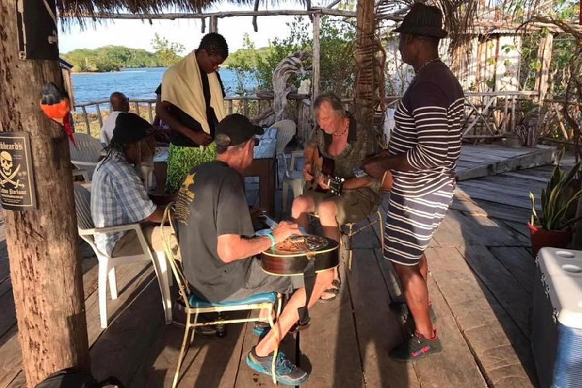 Un grupo de personas comiendo comida en una terraza.