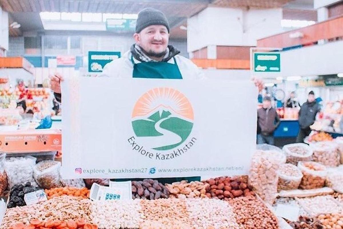 un home que sosté un rètol en una botiga