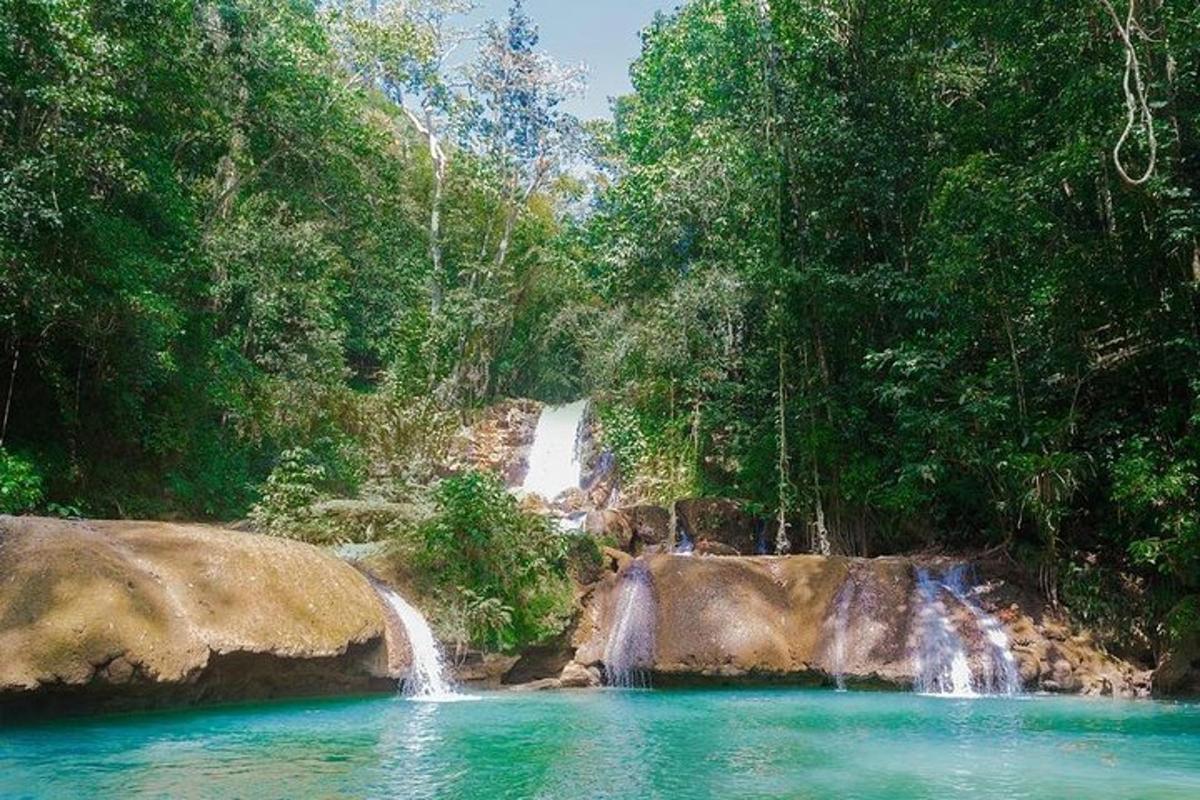 air terjun di tengah-tengah kolam air