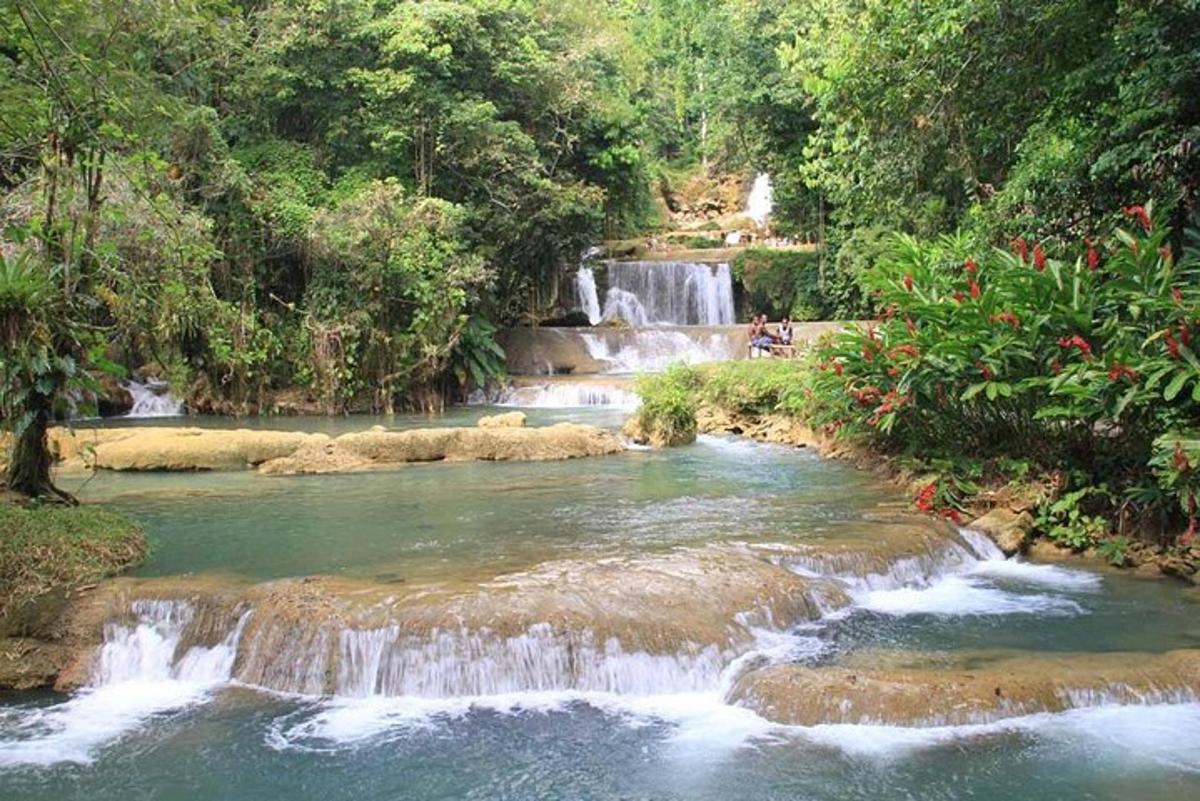 air terjun di tengah-tengah sungai