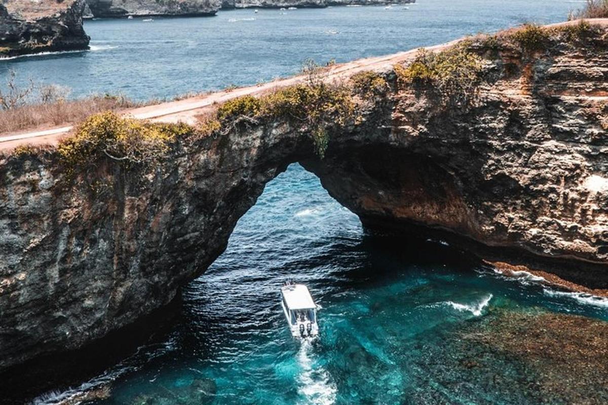 una barca in acqua sotto un ponte