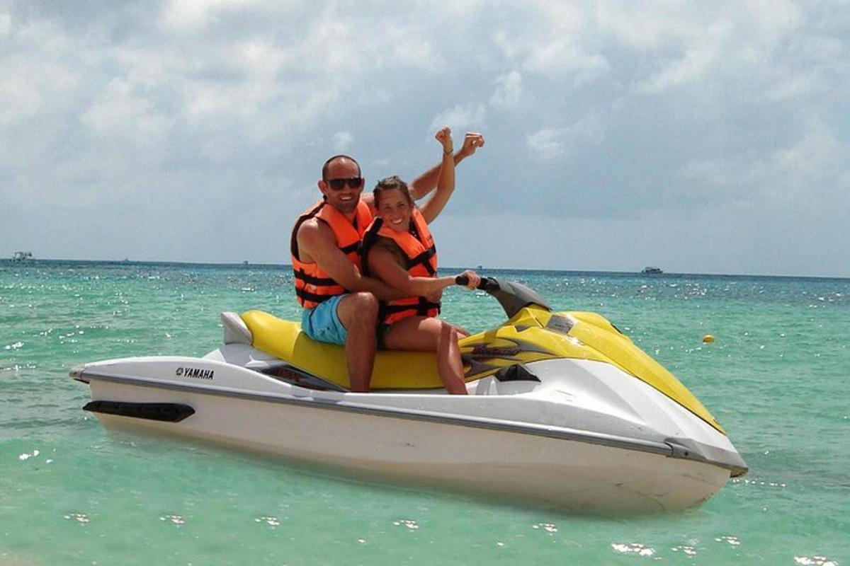 ein Mann und eine Frau fahren auf einem Jetski im Meer