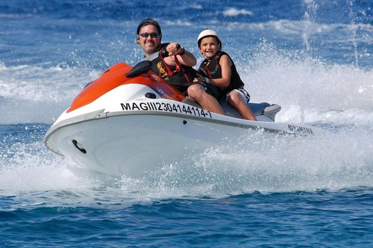 un homme et une femme sur un bateau dans l'eau