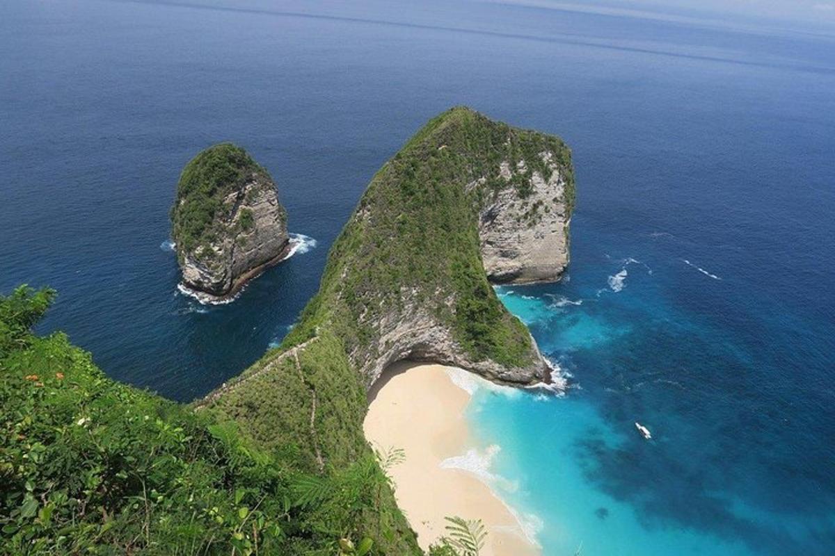 un'isola con due grandi rocce nell'oceano