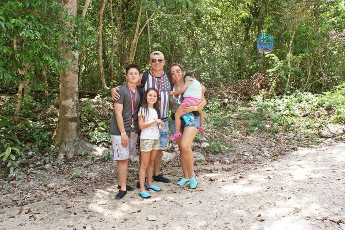 eine Familie posiert für ein Foto auf einer unbefestigten Straße