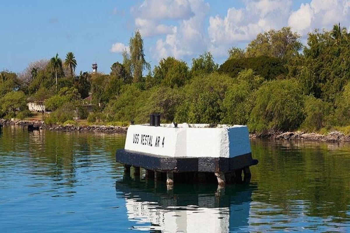 una barca che galleggia nell'acqua di un fiume