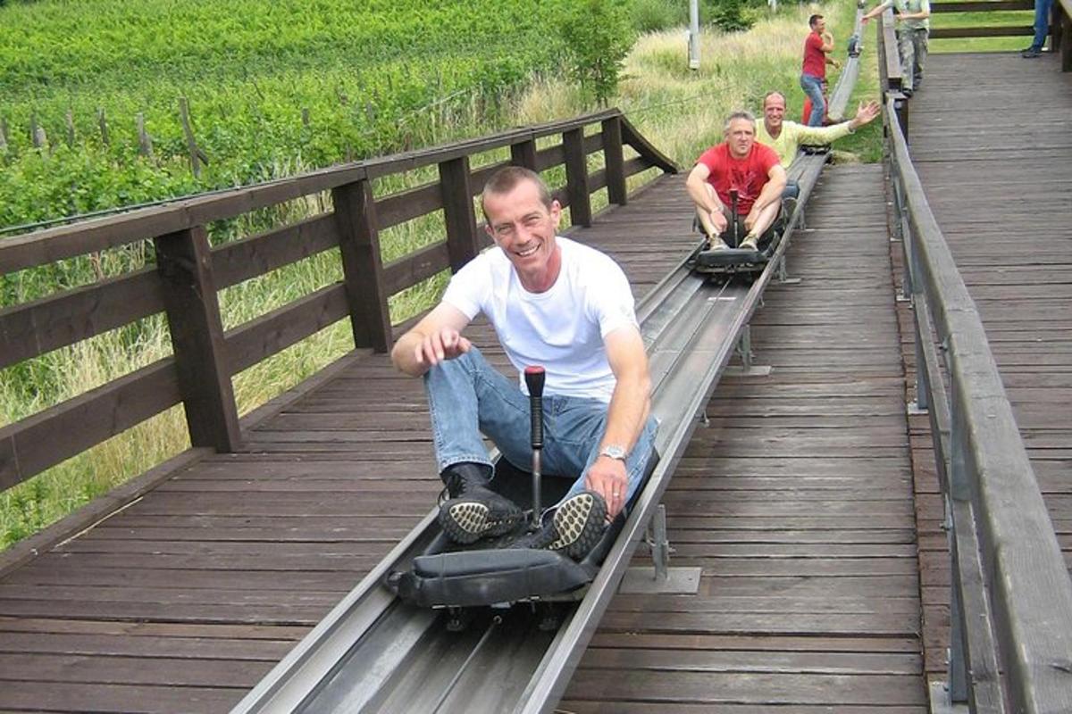 due uomini seduti sui pattini a rotelle su un ponte
