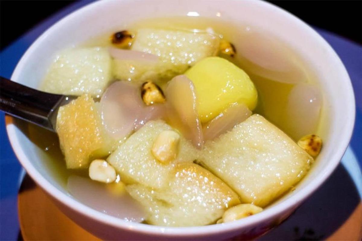 isang puting mangkok ng pagkain na may isang kutsara sa loob nito