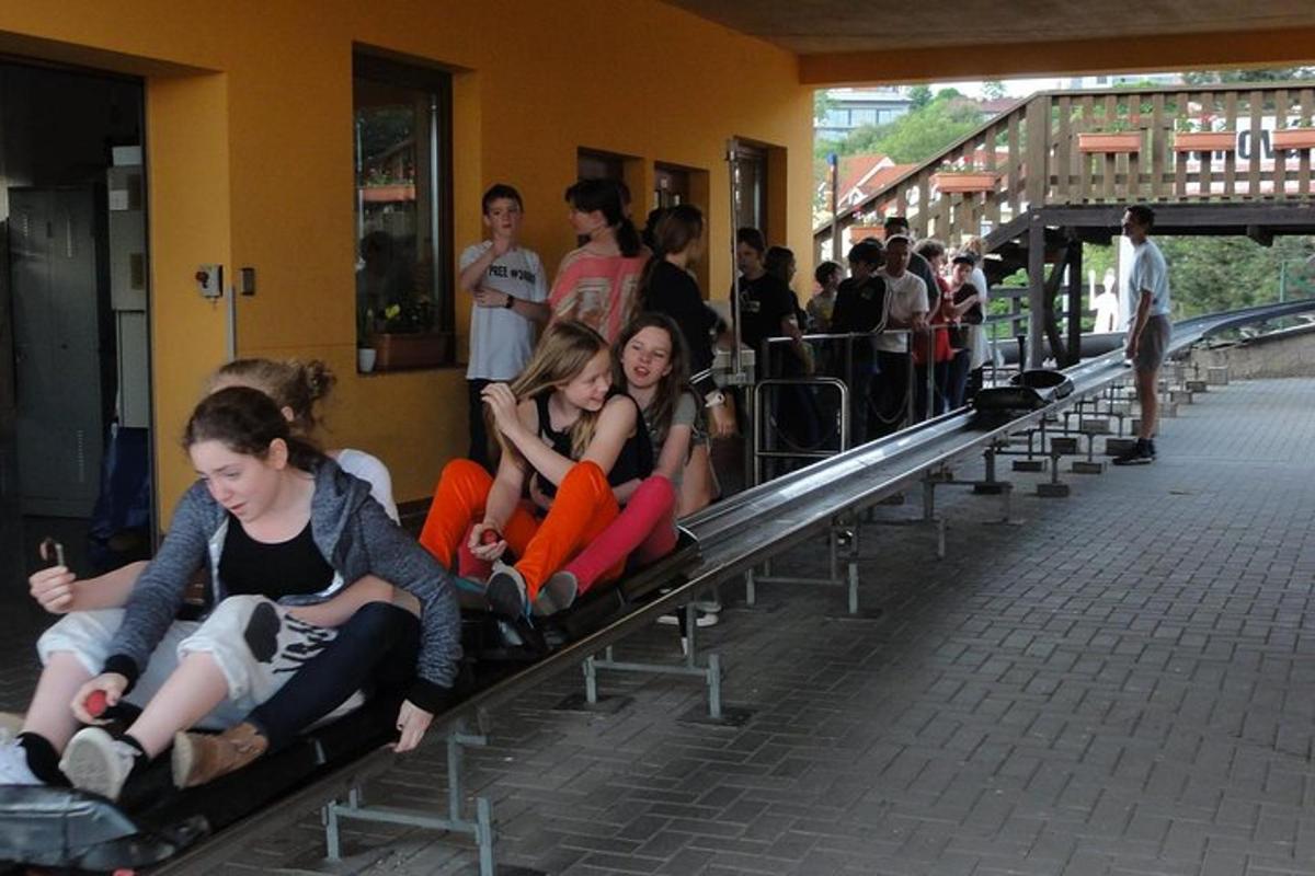 un gruppo di persone sedute su panchine in una stazione ferroviaria