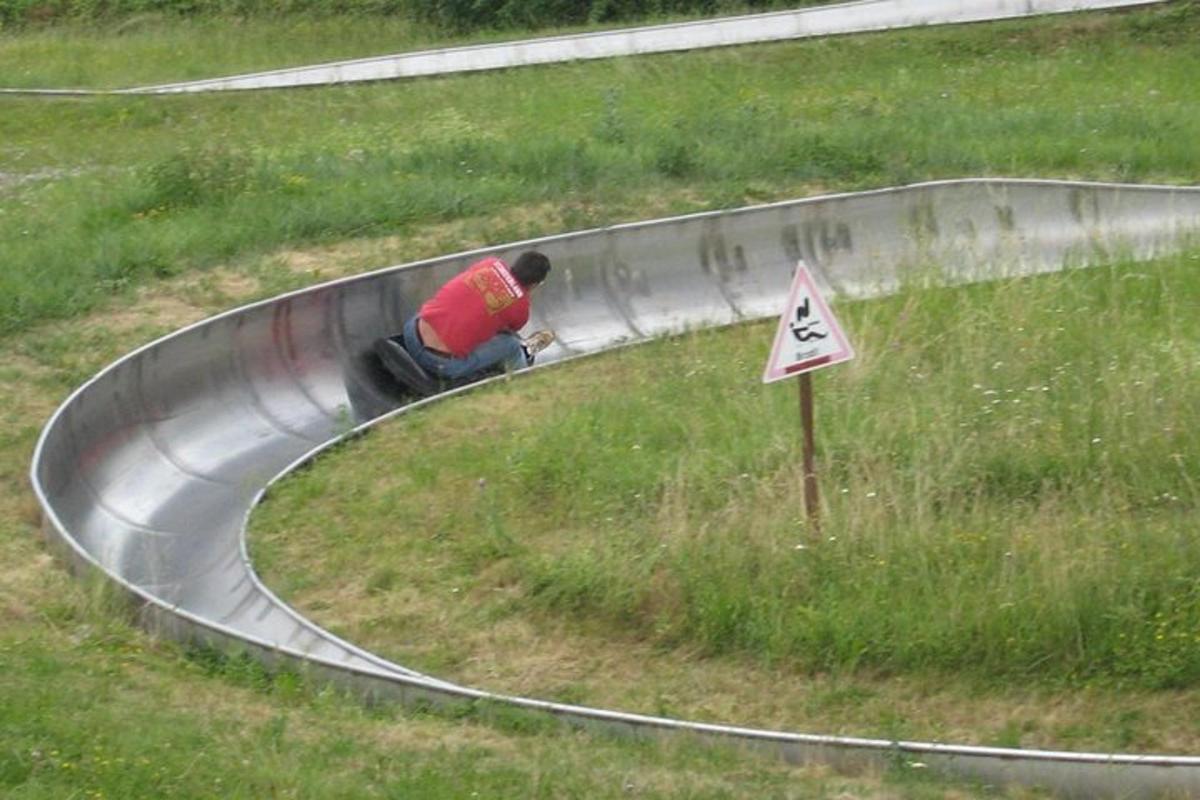 un uomo in sella a una motocicletta in una curva della strada