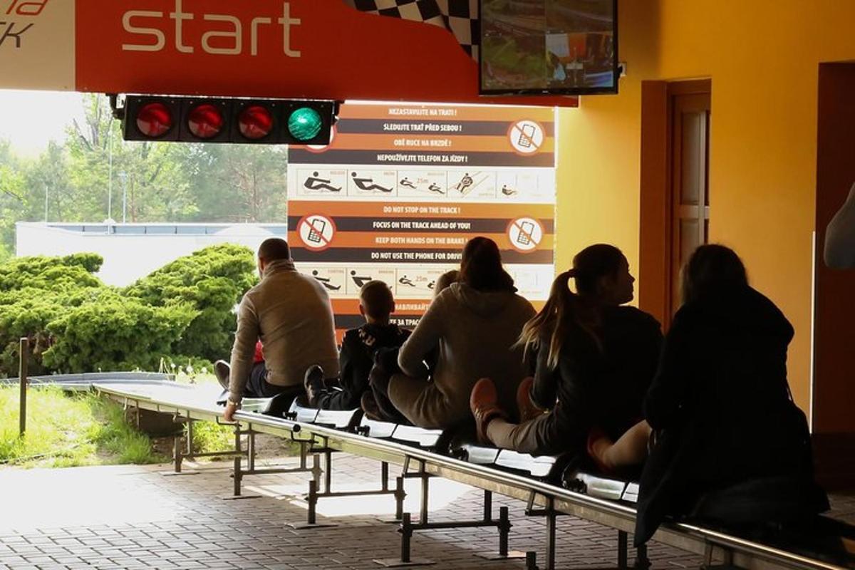 駅のベンチに座っている人々のグループ