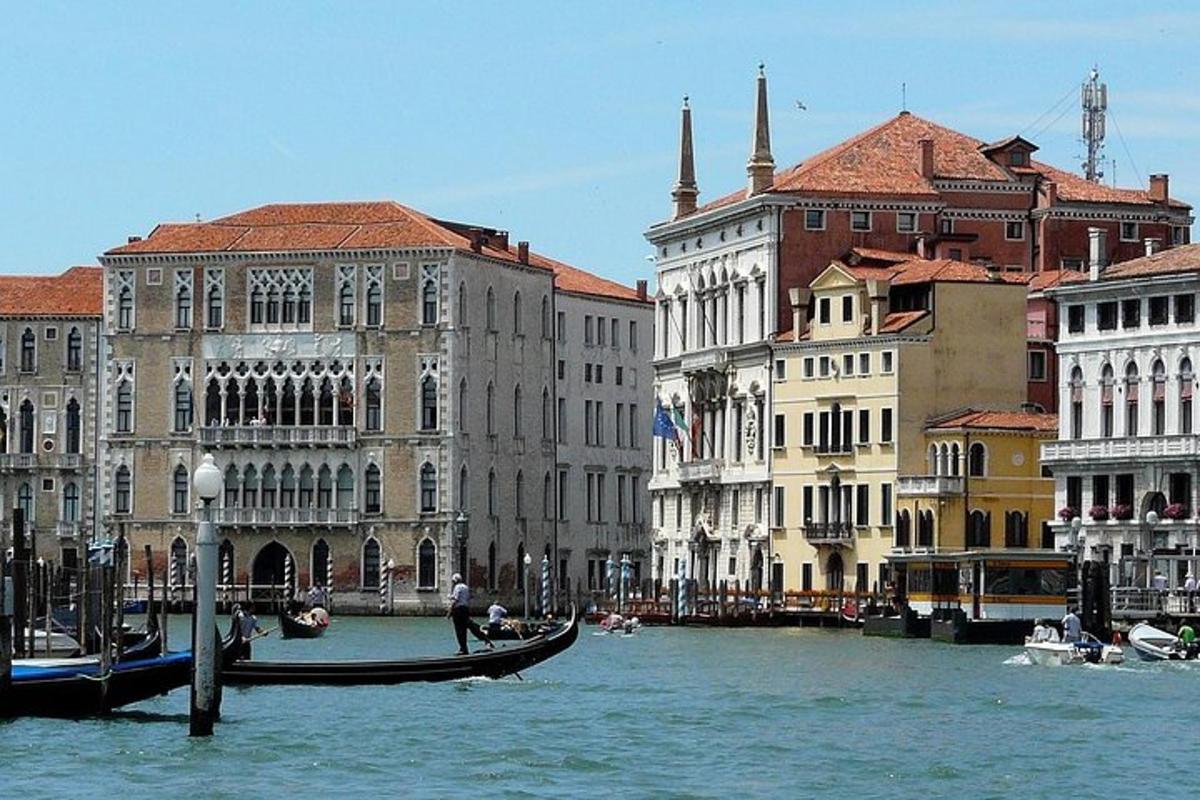 gondola ve vodě před budovami