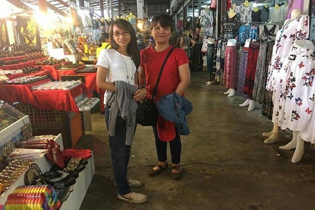 một người đàn ông và một người phụ nữ đang đứng ở lối đi trong cửa hàng