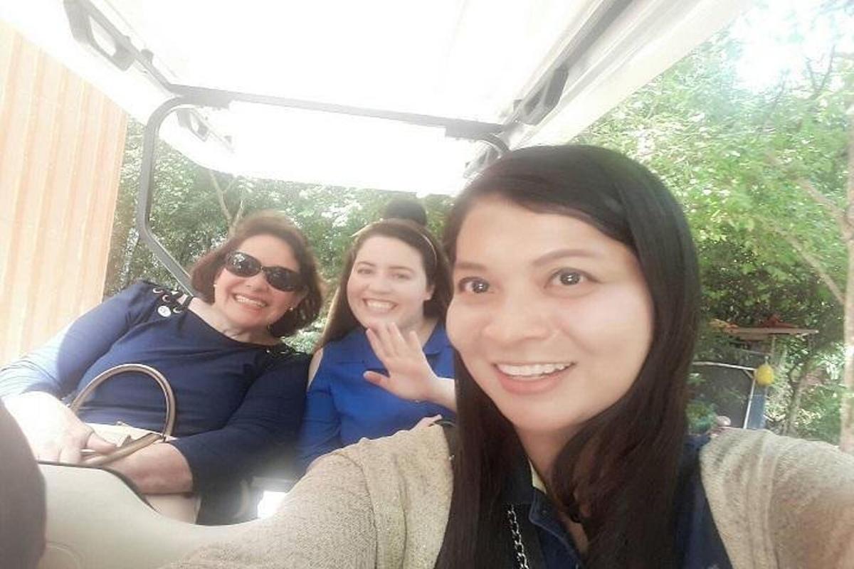 sekelompok tiga wanita duduk di ayunan