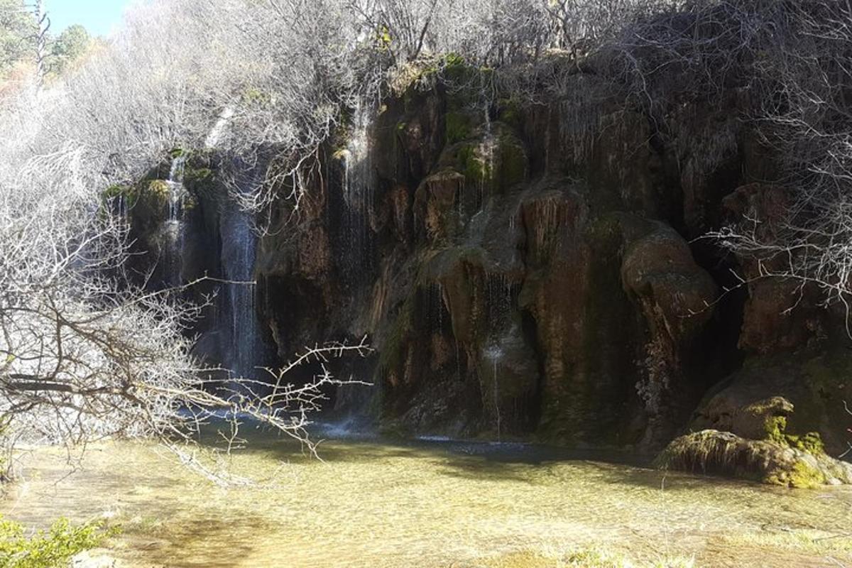 uma cachoeira na encosta de uma montanha rochosa