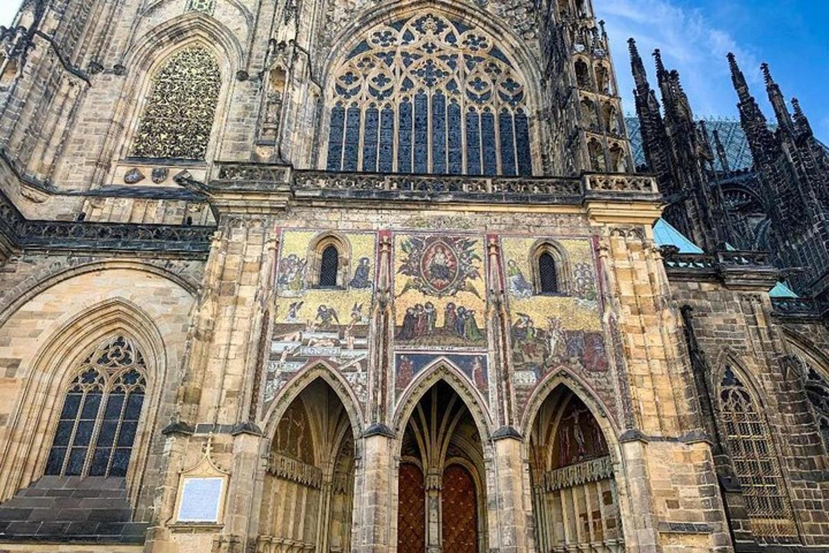 un grande edificio con una grande cattedrale