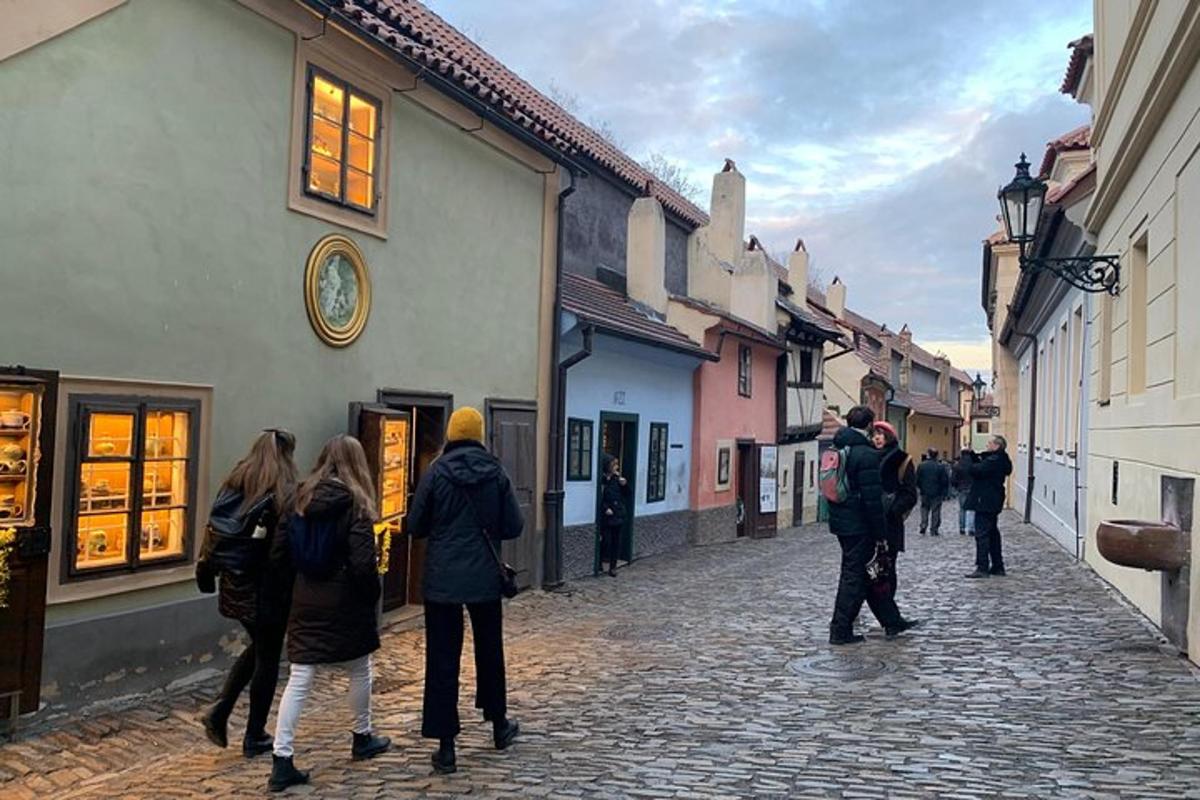 un gruppo di persone che camminano lungo una strada acciottolata
