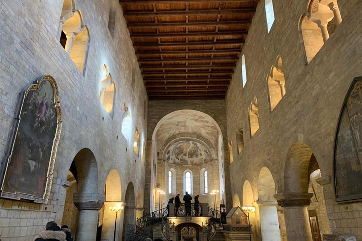 una grande stanza con archi e soffitti in una chiesa