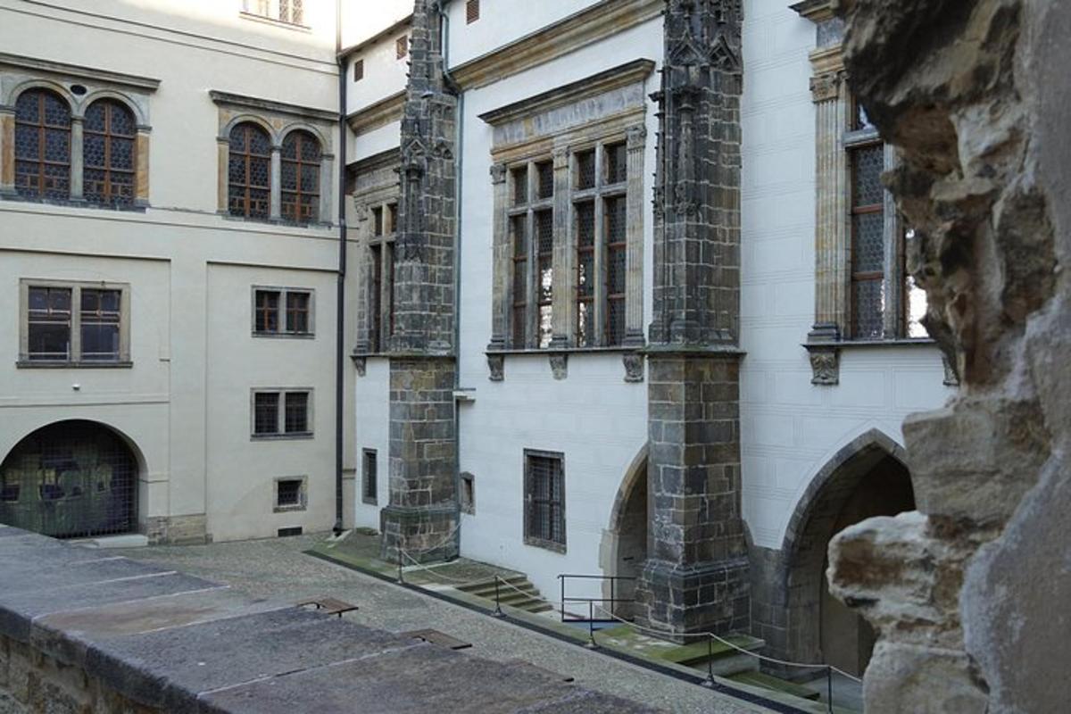 un vecchio edificio con un sacco di finestre