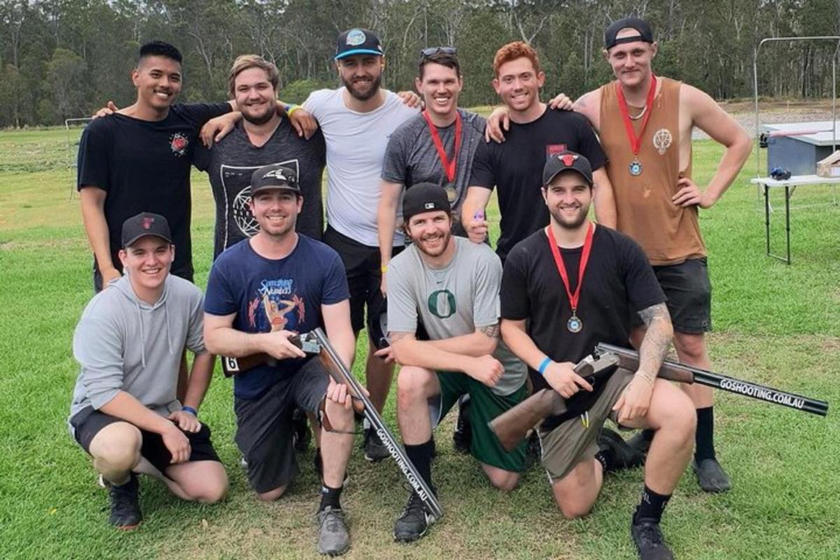 um grupo de homens posando para uma foto com tacos de beisebol