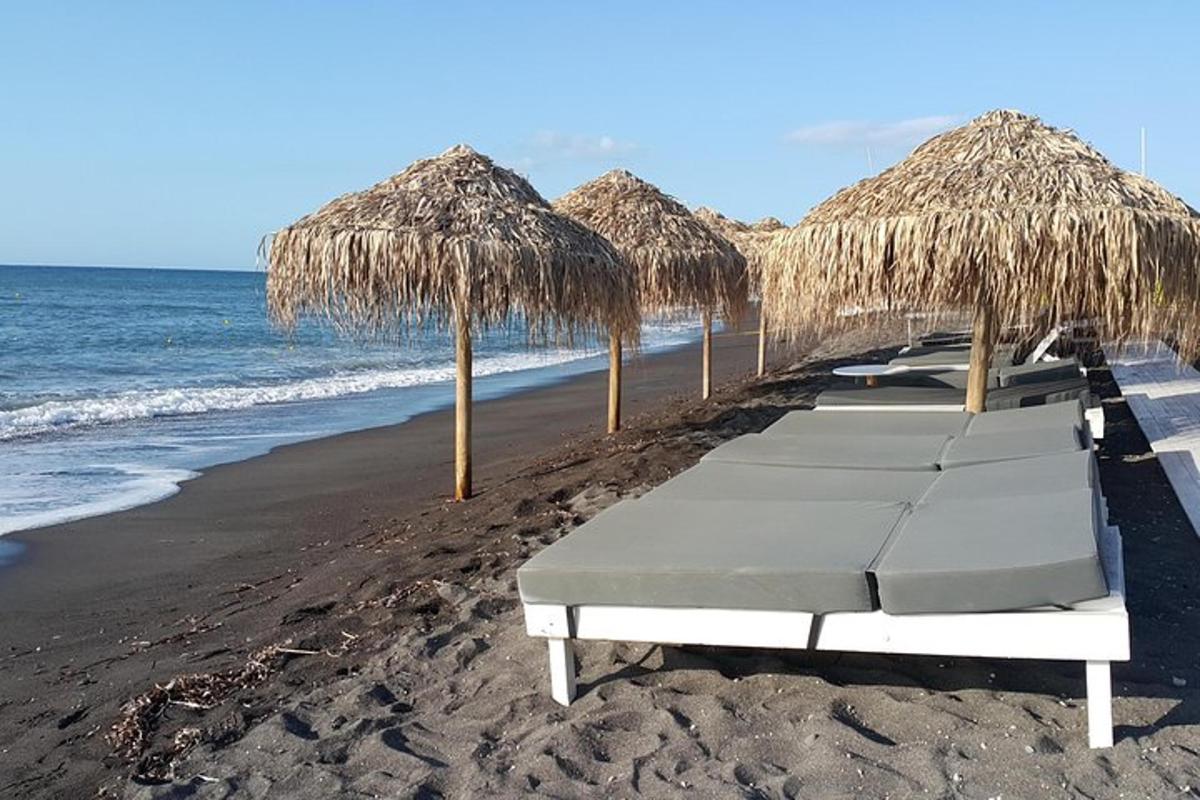 egy sor szalma napernyő a strandon