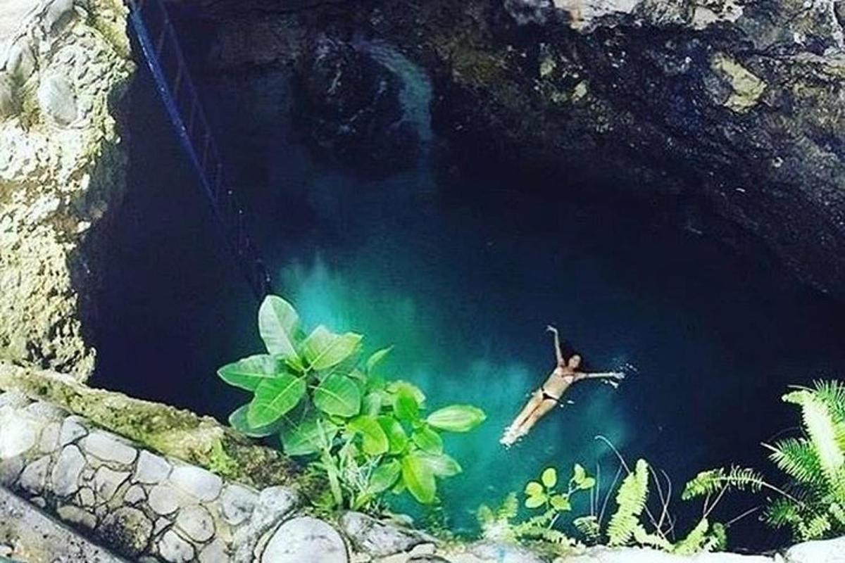 moški plava v jami v vodi