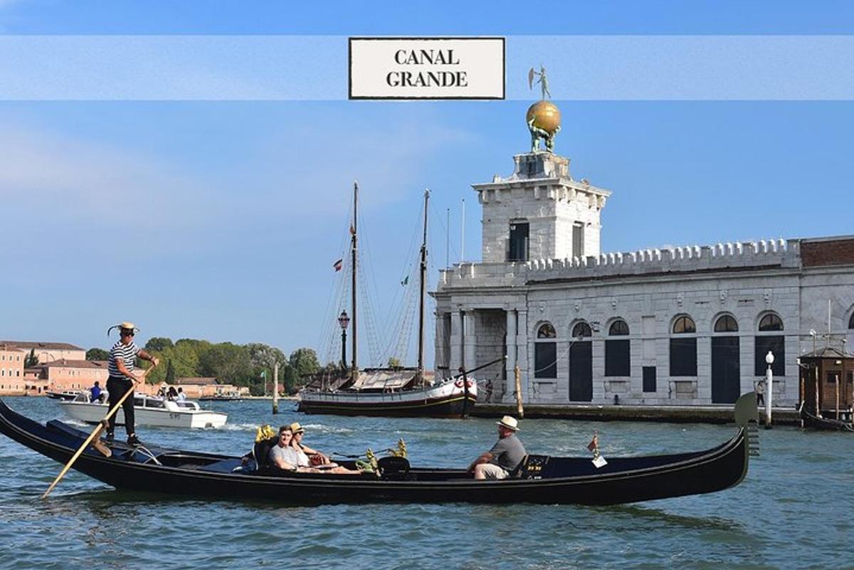 skupina ljudi v gondoli na vodi