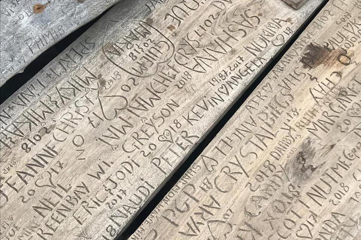 una scrittura medievale ravvicinata su un oggetto metallico