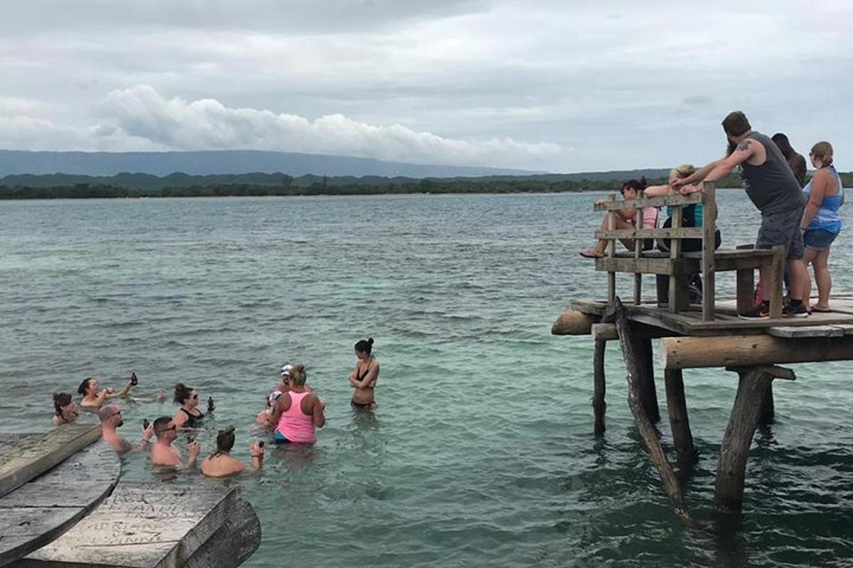 un gruppo di persone in acqua su un molo
