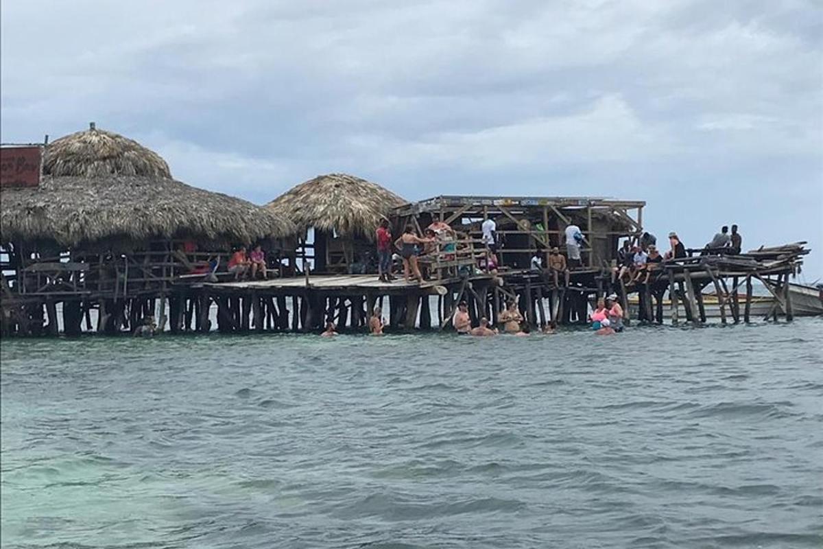 un gruppo di persone su un molo in acqua