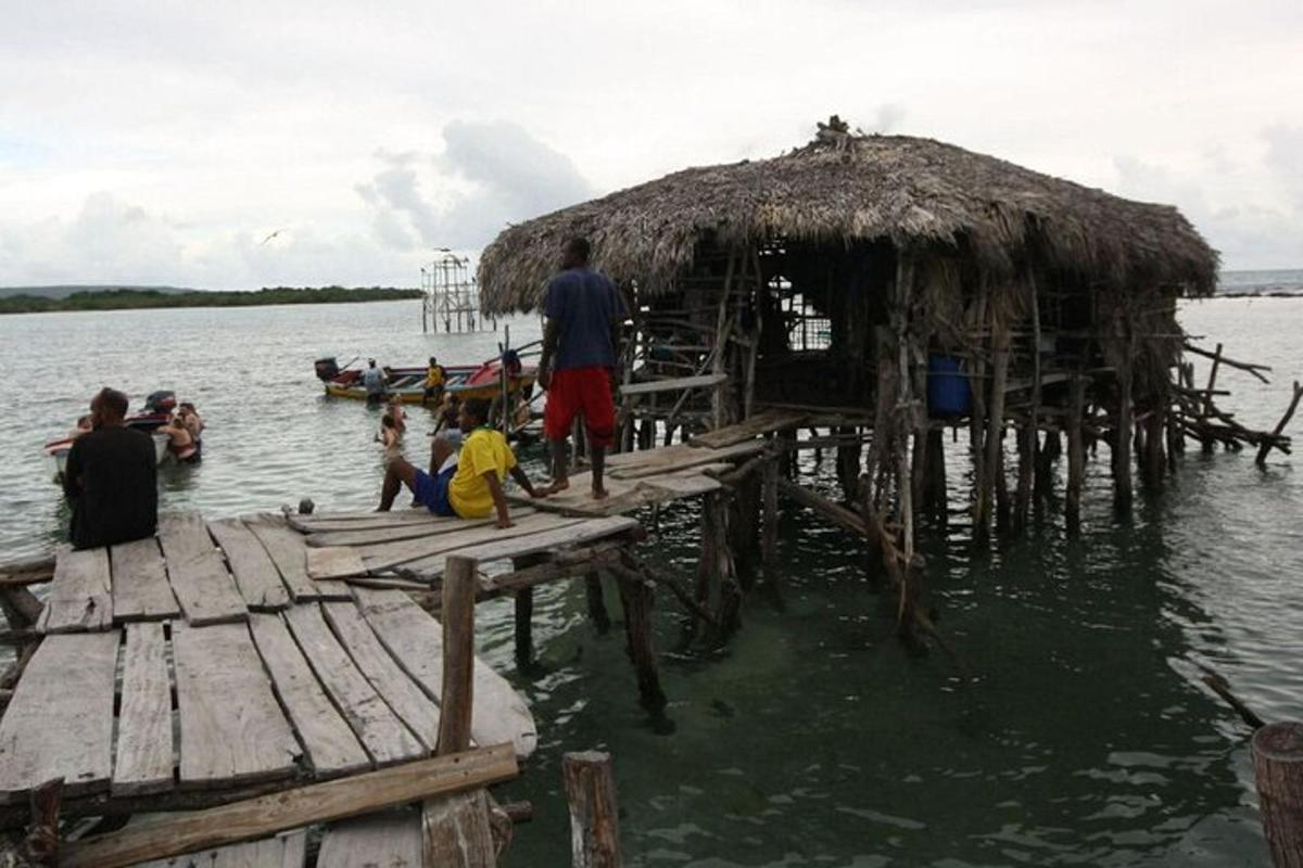 un gruppo di persone sedute su un molo in acqua