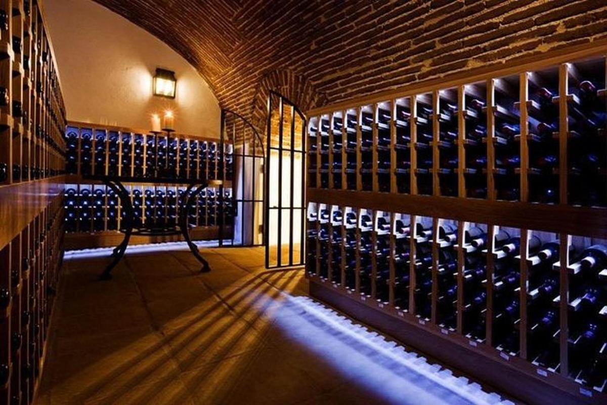 piwniczka na wino z wieloma butelkami wina