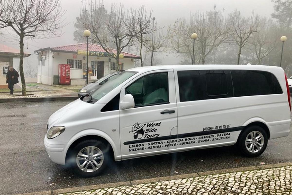 uma van branca estacionada em um estacionamento