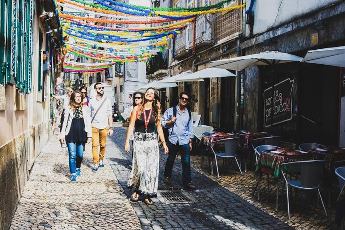 група људи која хода улицом