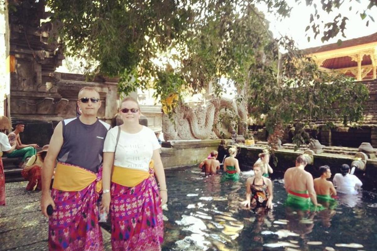 ein Mann und eine Frau stehen in einem Wasserbecken