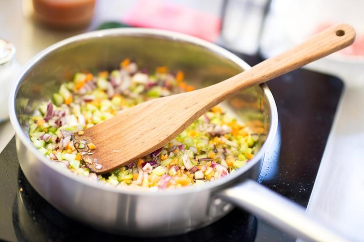 Una olla de comida con una cuchara de madera dentro