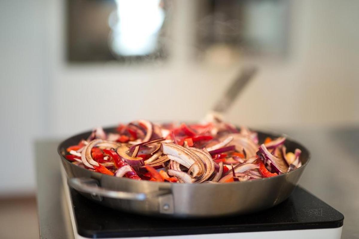 una sartén llena de verduras encima de una estufa