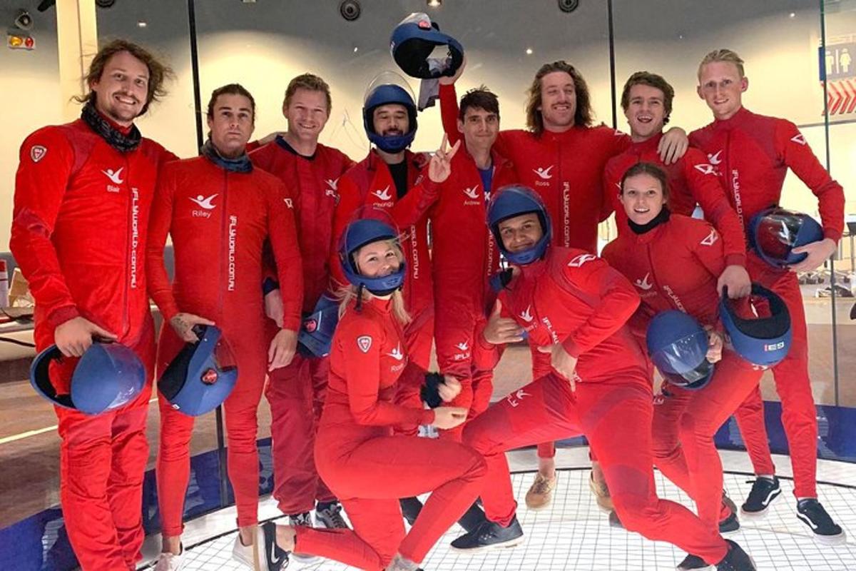 un gruppo di persone in abiti rossi che posano per una foto