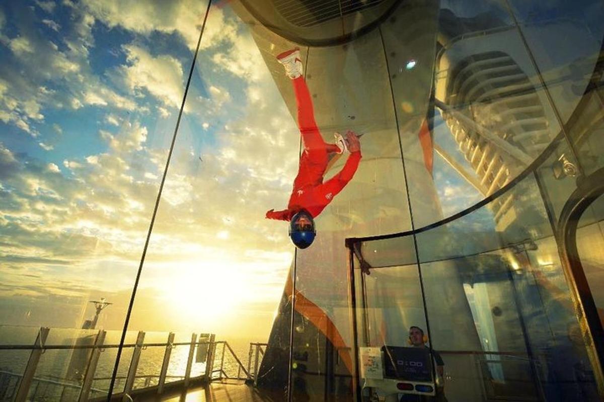una persona è sulla prua di una nave da crociera
