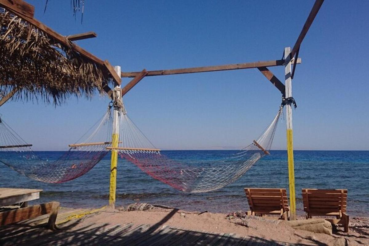 μια αιώρα σε μια παραλία με τον ωκεανό