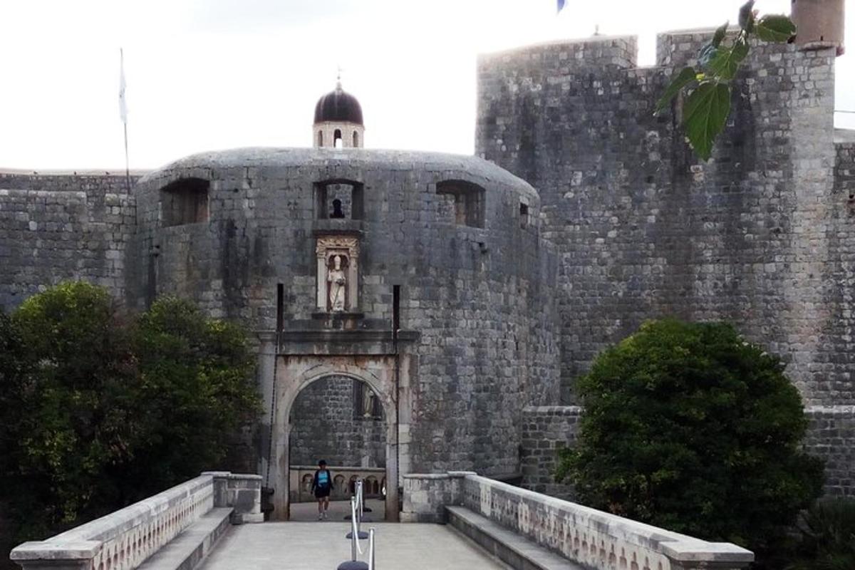 önünde bir kemer bulunan büyük bir taş bina