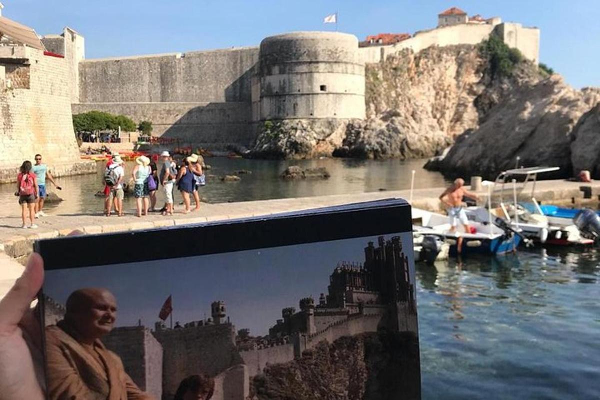 uma pessoa segurando uma foto de um castelo