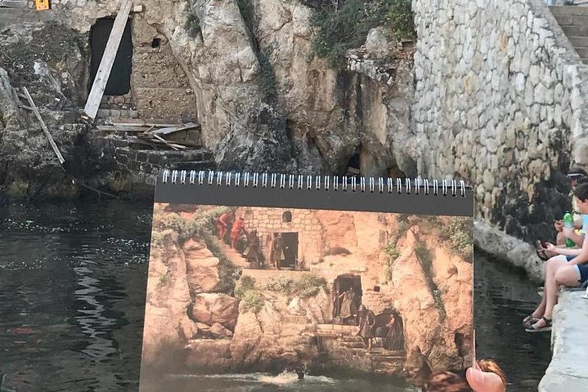 bir nehrin yanındaki bir binanın resminin resmi